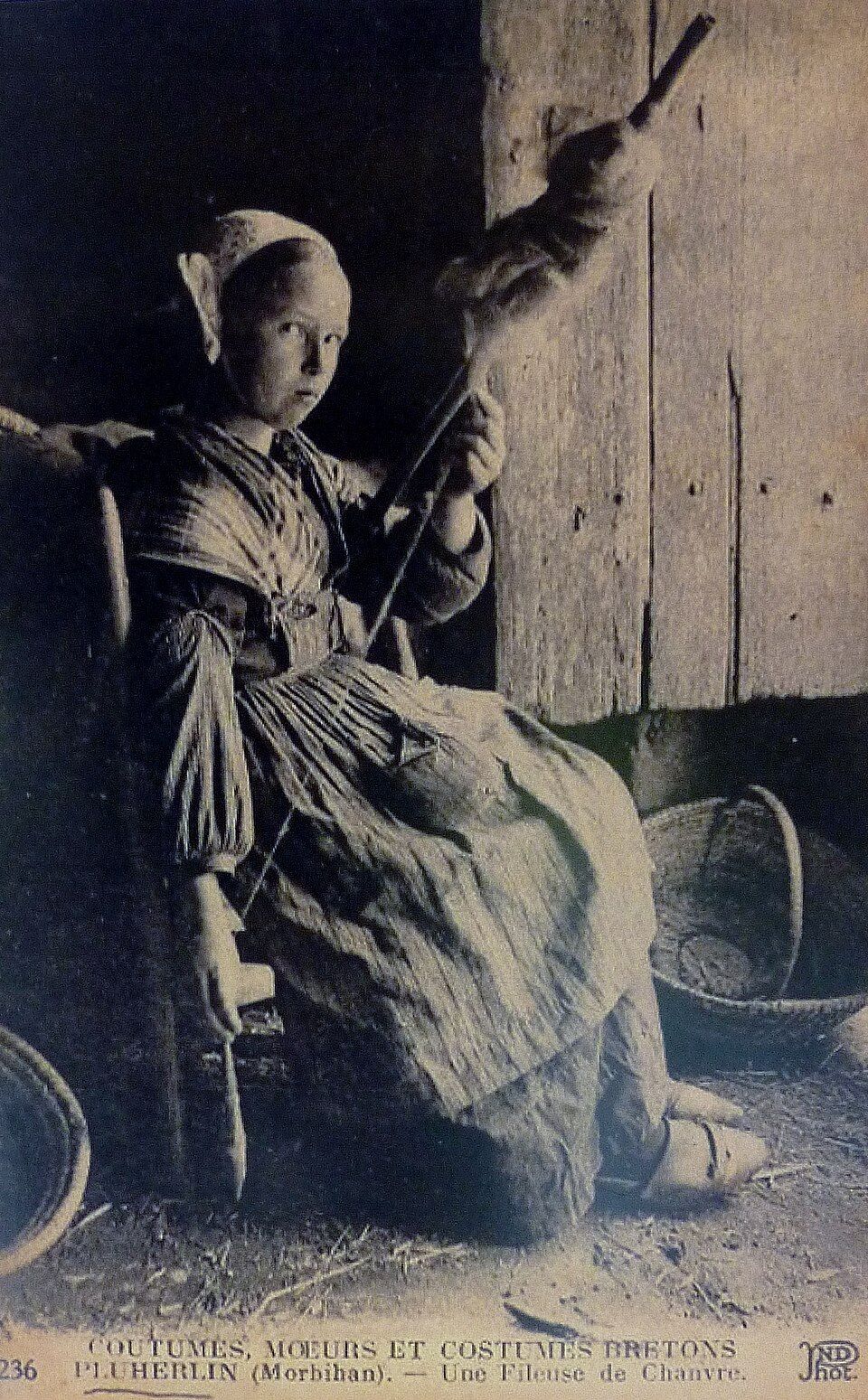 Pluherlin’de (Fransa) kenevir eğiren kadın; 20. yüzyıl başına ait kartpostal