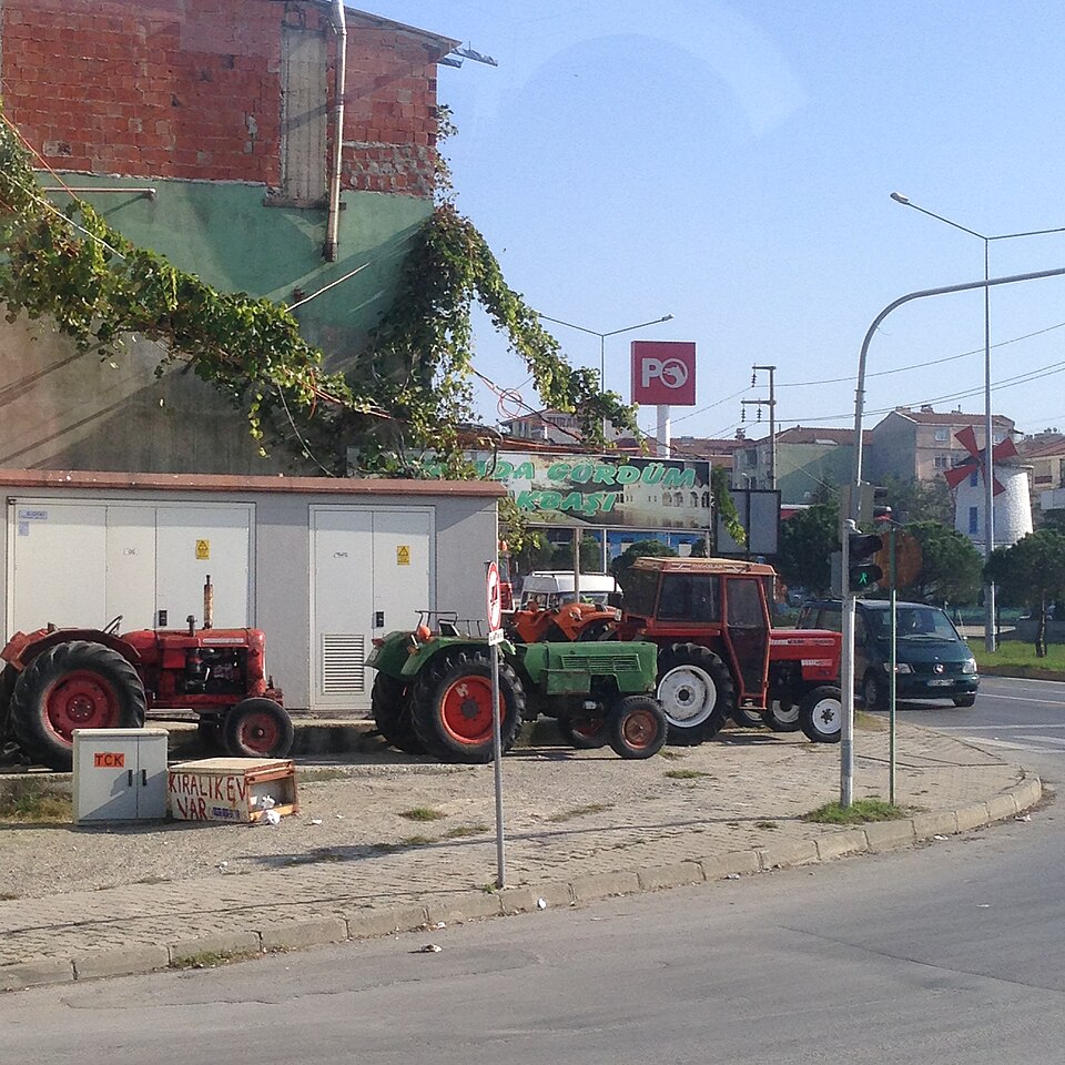 Bafra’da yol kenarında park etmiş traktörler