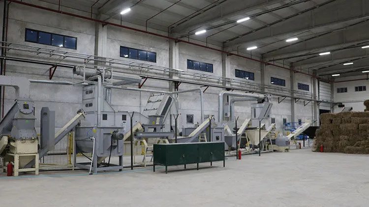 Fabrika salonunda işleme makineleri ve balyalar