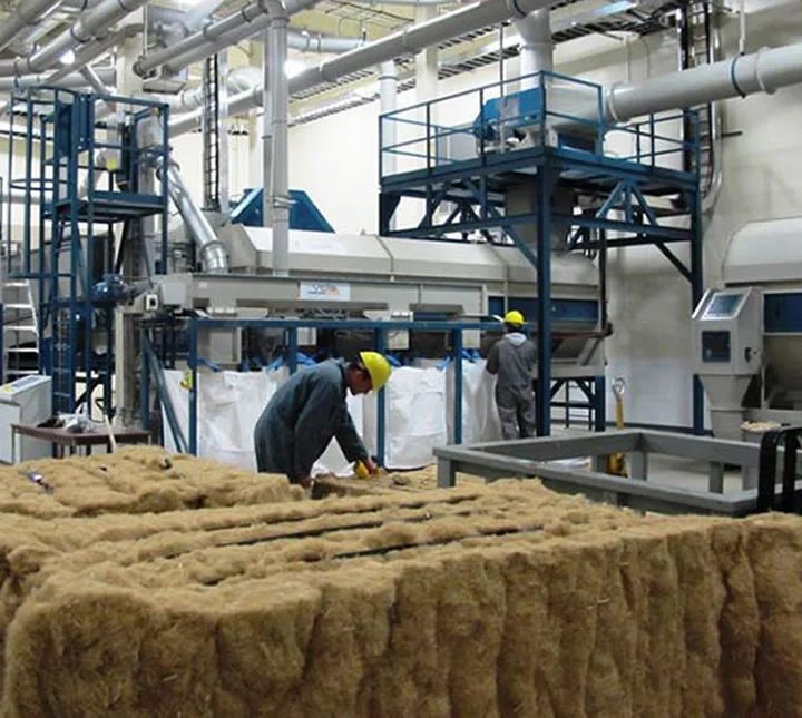 Fabrikada balyalanmış lifler ve işleme hattı