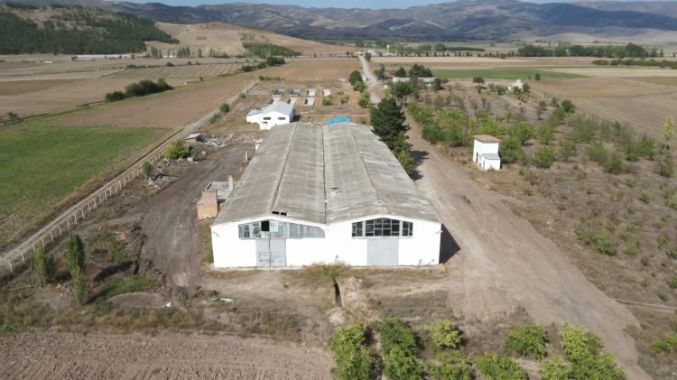 Tarlalar arasında bir kenevir tesisi binası, havadan görünüm