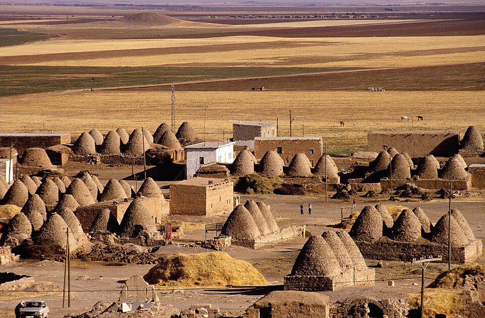 Harran Ovası’nda hasat edilmiş tarlalar ve kubbeli evler
