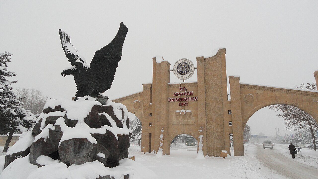 Atatürk Üniversitesi kampüs girişi
