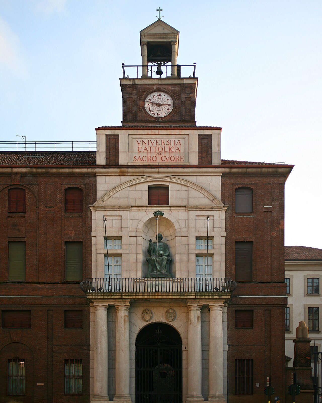 Università Cattolica Milano binasının cephesi