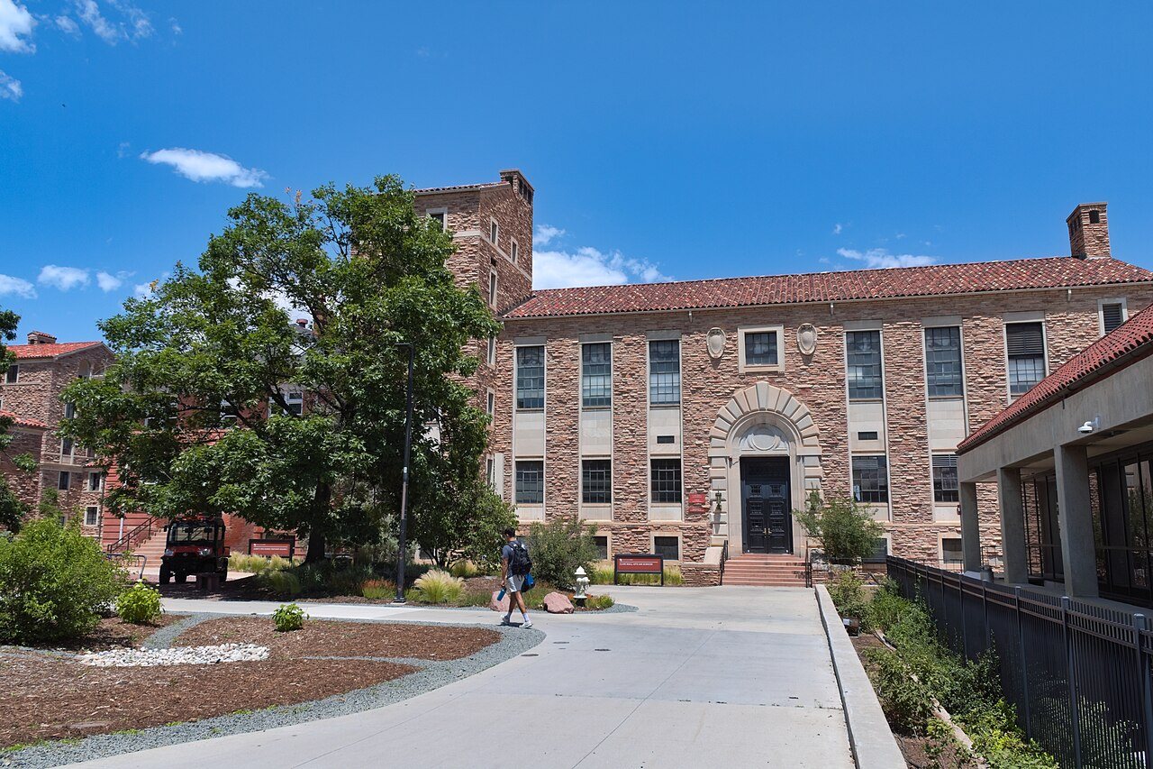 Colorado Üniversitesi Boulder yerleşkesinde bir bina