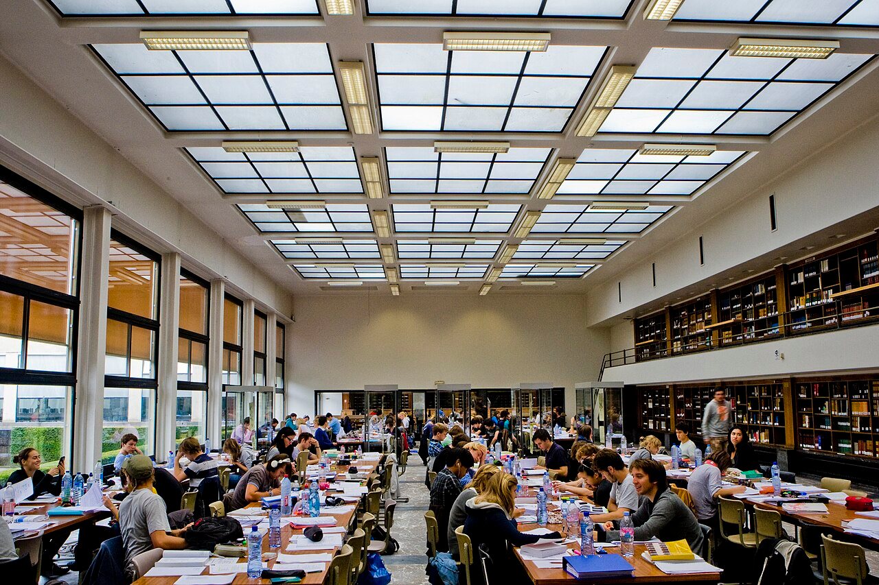 Ghent Üniversitesi kütüphanesinde okuma salonu
