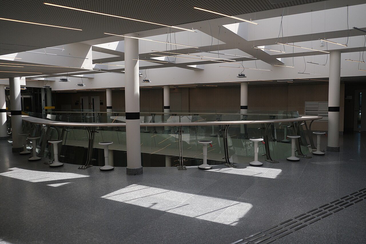 Litvanya Sağlık Bilimleri Üniversitesi binasında geniş bir salon
