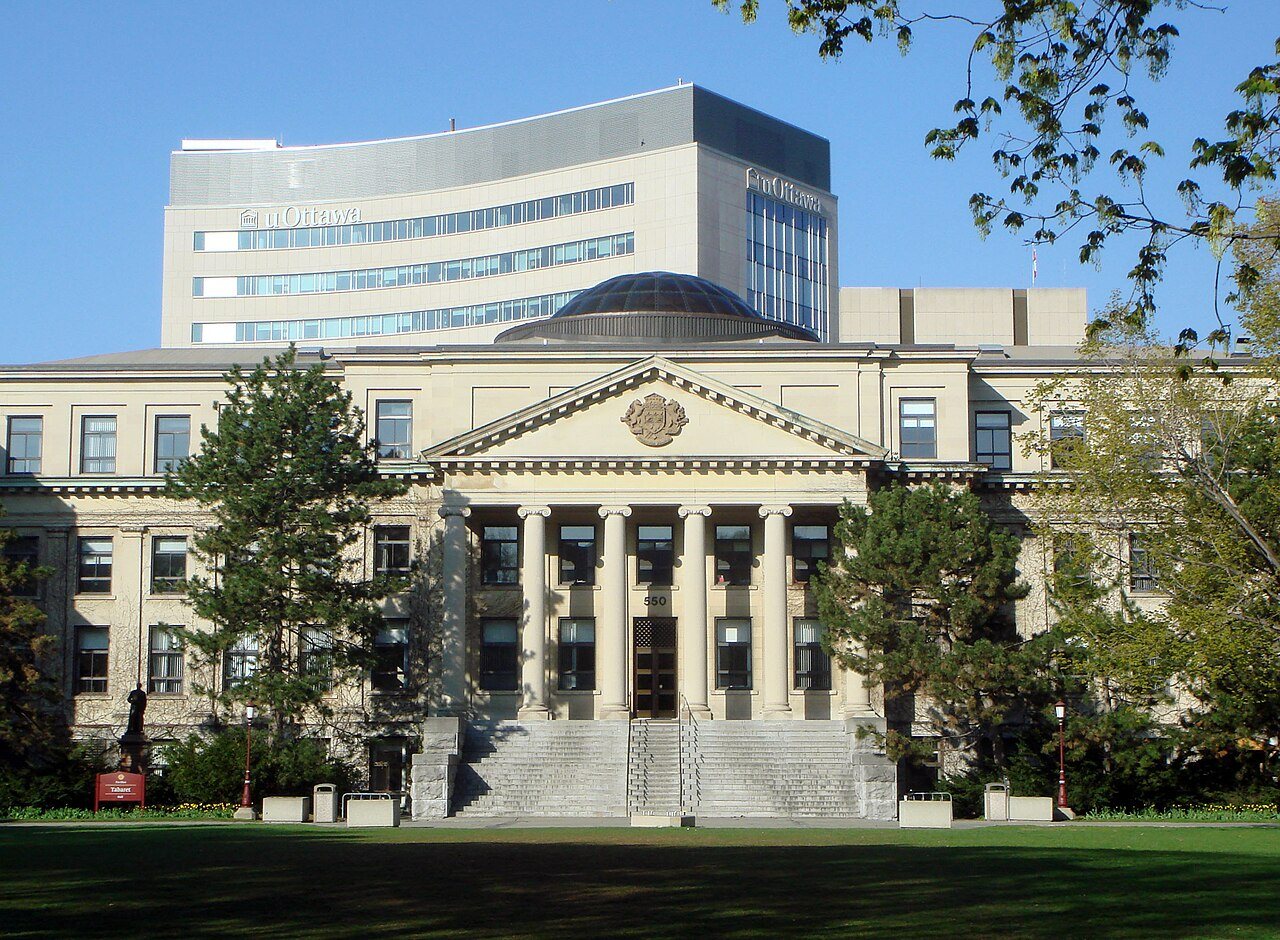 Ottawa Üniversitesi Tabaret Hall binası