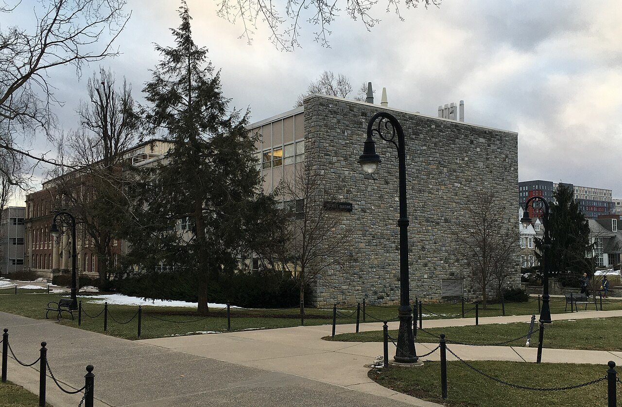 Penn State yerleşkesinde Sackett binası