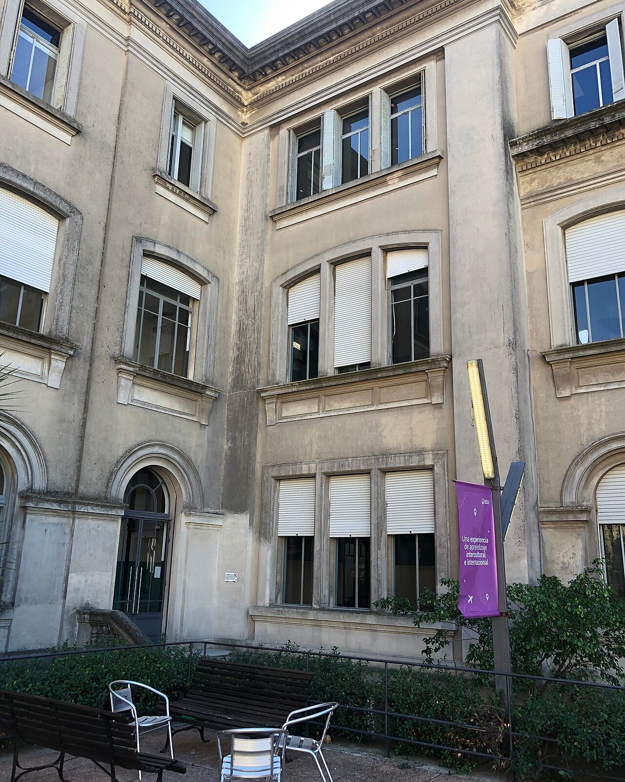 Uruguay Katolik Üniversitesi binası avlusu