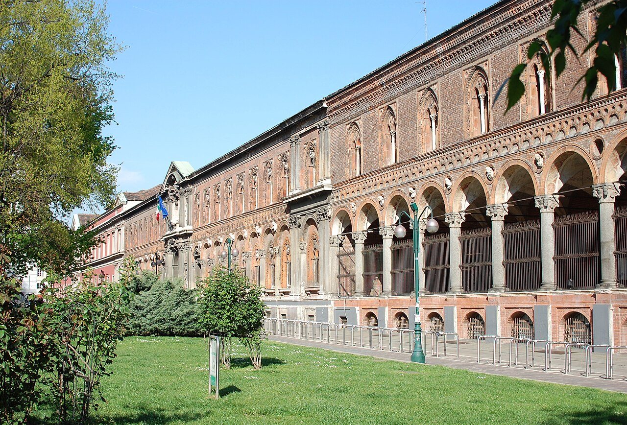 Milano Üniversitesi ana binasının cephesi