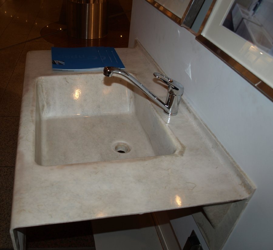 Doğal lif takviyeli polimerden yapılmış lavabo
